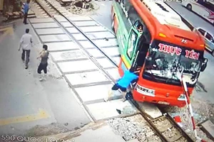 Tài xế ô tô đâm gác chắn tàu bị giữ bằng trước khi gây tai nạn