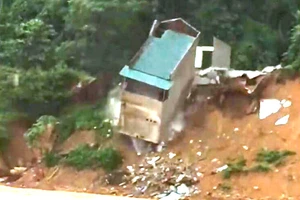 Nhà 2 tầng bất ngờ rơi xuống sông Lò