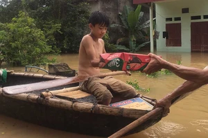 Tình người trong cơn lũ dữ ở Thanh Hóa