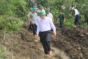 Trưởng ban tổ chức TW vượt núi đi bộ vào tâm lũ Mường Lát