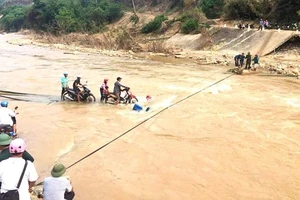 Bị chia cắt vì lũ, gần 2.000 người đang thiếu lương thực