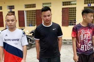 Vừa ra khỏi tiệm bánh, bị nhóm bịt mặt truy sát