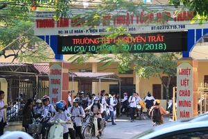7 học sinh bị đuổi học vì nói xấu giáo viên đi học lại từ mai