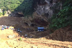 Huy động hàng trăm người cùng máy móc giải cứu 2 phu vàng