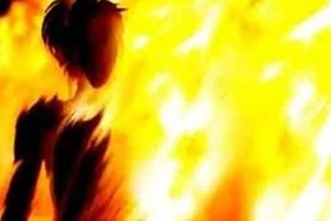 Tạm giữ người chồng tưới xăng đốt vợ