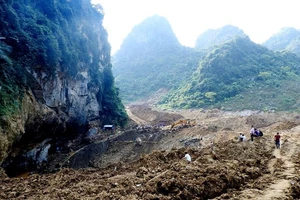 Cứu hộ huy động tối đa phương tiện để cứu 2 phu vàng 