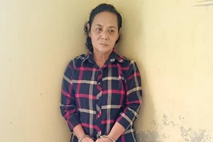 1 phụ nữ 7 tiền án bị bắt trước cửa đền