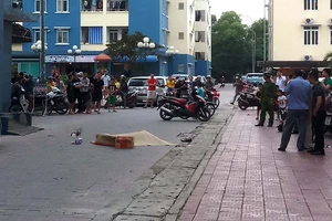 Dân chung cư phát hoảng vì người đàn ông rơi xuống từ tầng cao