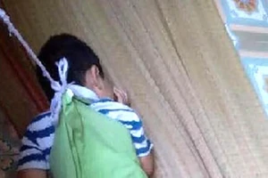 Bé trai 4 tuổi bị buộc vào cửa sổ: Sẽ họp kỷ luật cô giáo