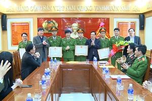 Thưởng 80 triệu cho lực lượng phá đường dây đánh bạc 300 tỉ