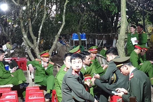 Tung hơn 2.000 cảnh sát rải khắp đền Trần trước giờ khai ấn