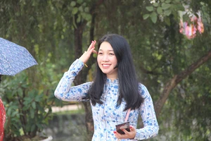 Ngắm những bóng hồng trong tà áo dài trước giờ khai ấn
