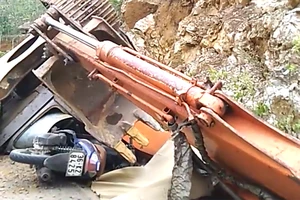 Máy múc bất ngờ rơi từ xe tải đè chết người đi đường