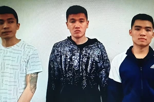 Bắt giữ 5 nghi can nổ súng vào 2 người đứng bên đường 