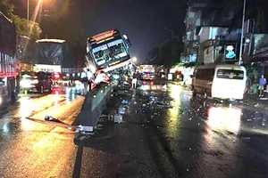 Cảnh sát giải cứu 40 người khi xe khách đâm vào dải phân cách