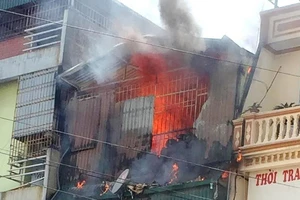 Ngôi nhà 4 tầng kinh doanh thiết bị điện bốc cháy dữ dội 