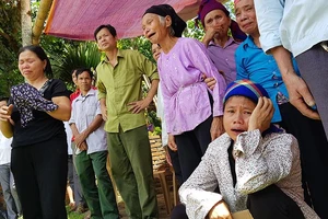 Người dân, đồng đội thương khóc tiễn biệt Thiếu tá Vi Văn Nhất