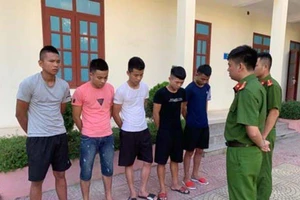 Cả chục thanh niên chặn xe khách ném đá