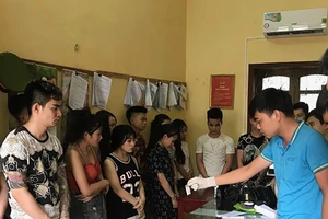 14 nam nữ vào khách sạn chơi ma túy