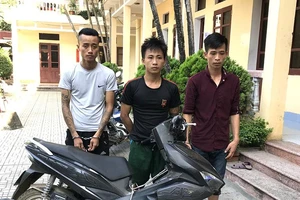 Trộm cửa sắt ở nghĩa trang, ba đối tượng bị cảnh sát bắt giữ
