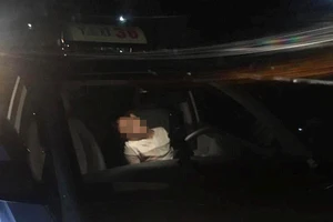 Tài xế co giật khi đang lái, khách giữ vô lăng cho xe vào lề 