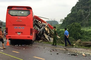 Xe khách tông đuôi ô tô tải, 16 người thương vong