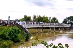 Thi thể một phụ nữ trong xe taxi ở dưới sông