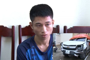 Thấy bạn bị đuổi chém, tài xế nhấn ga tông thương vong 2 người