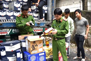 1.000 chai rượu ngoại đem ra Hà Nội tiêu thụ không nguồn gốc