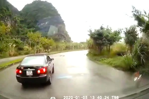 Tài xế lùi xe trên quốc lộ tránh cảnh sát đo nồng độ cồn