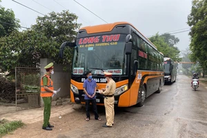 Nhiều nhà xe lờ lệnh cấm, ngang nhiên chở khách vào TP.HCM