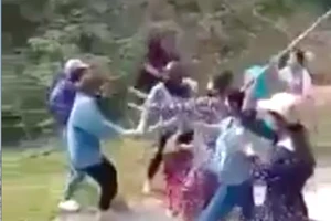 20 cô gái cầm gậy sắt hỗn chiến