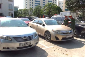 Tạm giữ cả chục ô tô sang nhập lậu vào Việt Nam