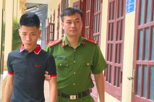 Cảnh sát giải cứu 12 thiếu nữ bị giam lỏng phục vụ quán hát