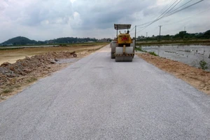 Vụ đường 5 tỉ xuống cấp: Nhà thầu vào cuộc khắc phục, sửa chữa