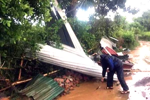 Bé trai 3 tuổi bị tường sập đè tử vong 