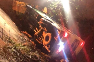  30 học sinh lớp 12 đi chụp kỷ yếu gào thét trong ô tô bị lật