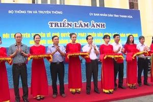 Ngàn người tham gia triển lãm ảnh biển đảo 