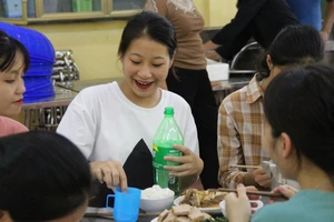 Tiếp sức mùa thi từ những bữa cơm ngọt bùi ở vùng cao xứ Thanh