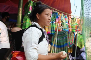 Người Mông ở Mường Lát xuống núi mừng Tết Độc lập