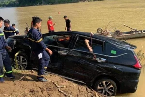 Ô tô 7 chỗ lao xuống sông Mã, 3 người tử vong 
