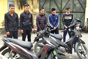 Bắt giữ nhóm dùng dao kiếm đuổi chém người trên đường phố 