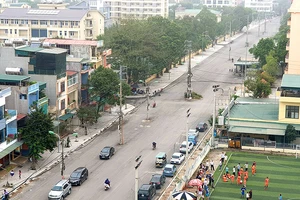 Vì sao hàng chục cột điện 'mọc' giữa phố?