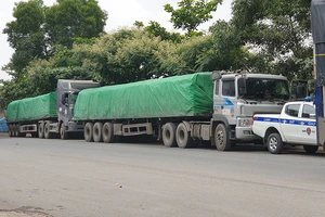 Hai xe tải 18N-6037 và 18R-109.16 bị CSGT chặn lại trước khi chạy qua hầm chui sang TP Tam Điệp. Ảnh: Đ. TRUNG