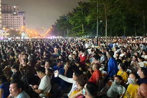 Vạn người chen chân trong đêm khai hội Sầm Sơn