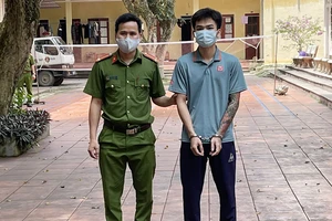 Hack facebook cô gái trẻ, lấy hình 'nhạy cảm' để tống tiền