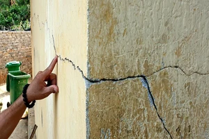 Nhà bán trú, lớp học chờ sập, thầy trò đối mặt với 'tử thần'