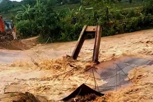 Sơ tán hàng trăm hộ dân, nhiều bản ở Mường Lát bị chia cắt do lũ