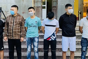 Đặt vòng hoa, ném chất bẩn vào nhà chị của con nợ