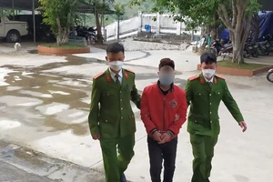 Tạm giữ đối tượng giả công an chặn người dân lấy tiền đổ xăng đi đường